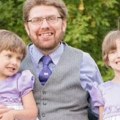Malu Dinu (8) i njenu sestricu otac oteo i dao na udaju: Završile u sekti, policija ih pronašla u burićima