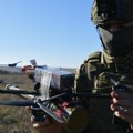 Nesvakidašnja slika iz zone SVO: Ruski vojnik drvetom obara ukrajinski dron /video/