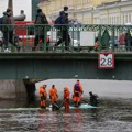Број погинулих у паду аутобуса у реку у Санкт Петербургу порастао на седам
