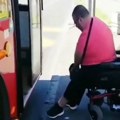 Vozač GSP odbio da spusti rampu muškarcu u invalidskim kolicima: Snimak koji izazvao bes na društvenim mrežama (video)
