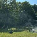 Ovako se slavi Prvi maj u Košutnjaku Oseća se miris roštilja, trubači dižu atmosferu! (foto/video)