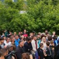 Protest u Leposaviću zbog preuzimanja Sportske hale: Na ulazu tabla sa simbolima Kosova, brave zamenjene