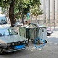 Parkirao na trotoaru i iskrivio točak kontejnera