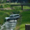 "Parkirao" u koritu štire Neobičan prizor jutros dočekao Lozničane: "Dok se parkirao, umesto kočnice i rikverca ubacio u gas i…