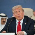 Трамп: "Хамас тражи тела преосталих преминулих талаца у Појасу Газе. То је језив процес. Копају и проналазе много тела"