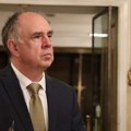 Svetislav Goncić stao iza transparenta „Narodno je narodno“ u Ateljeu 212