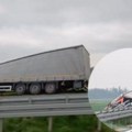 Jeziv snimak s puta Šabac - Loznica: Prevrnuo se šleper, kabina završila u jarku (video)