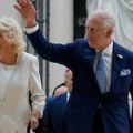 Čarls i Kamila na izložbi u čast kraljice Elizabete Druge