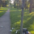 Park preplavljen smećem i polomljenim kantama, ljudi u šoku! Nezapamćeni vandalizam zadesio Šabac