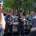 (Foto/video) Incident kod Pravnog fakulteta: Udario starijeg čoveka kolima tokom održavanja šesnaestominutne tišine
