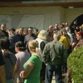 Skupštinska sednica u Aranđelovcu, bira se predsednik opštine: Okupljeni studenti i pristalice SNS