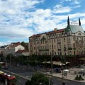 Skulptura vage sa dva tasa postavljena na kružnom toku na Terazijama u Beogradu