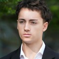 (Foto) Lizao slamku iz automata za sok, pa je vratio nazad: Francuski student kažnjen sa 600 dolara u Singapuru