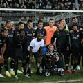 Fudbaleri Partizana pobedu u Kruševcu proslavili sa navijačem koji je duel posmatrao pored terena u invalidskim kolicima