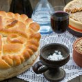 Kragujevčanka donela kupovni kolač u crkvu na Svetog Nikolu, pa se obrukala: Požalila se, i žene je stavile na stub srama