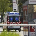 Tuča ispred novosadske bolnice: Muškarac napao dvoje koji su sedeli u kombiju, jedna osoba povređena