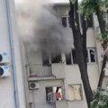 Ugašen požar na Karaburmi Eksplodirala klima, dim kuljao kroz prostore stana (foto/video)