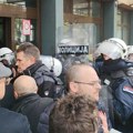 Predstavnici opozicije blokirali zgradu suda u Novom Sadu, došlo do guranja sa policijom, protest završen