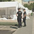 Dva muškarca nasrnula i vređala novinarku Foneta dok je snimala kako lete šatori ispred Skupštine