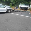 Ima teže povređenih Čeoni sudar dva vozila kod Zlatibora, skrhani delovi rasuti po putu saobraćaj zaustavljen, uviđaj u toku…