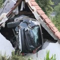 Pokosio dete dok se igralo u dvorištu, pa se zabio u štalu: U džipu vozio ženu i troje dece, nije kočio