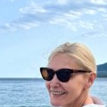 Šminka joj ne treba: Voditeljka "Slagalice" se oglasila sa letovanja, gole noge u prvom planu - Milica Gacin pokazala i šta…