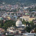 Dva muškarca javno bičevana zbog grljenja i ljubljenja u Indoneziji