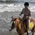 Najzgodnija baka u Srbiji jaše konja na moru: Oglasila se iz Tunisa i obukla ful opremu: "Ja i moja devojčica, ima li šta…