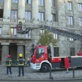 Vatrogasci ispred Glavne pošte: Pretpostavlja se da je požar na sedmom spratu