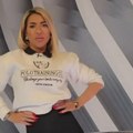 Jovana Jeremić u duksu i helenkama vodi jutarnji program! Voditeljka uvija kukovima u studiju, a na nogama...