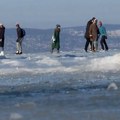 VIDEO Zaledio se Balaton: Jezero pretvoreno u klizalište