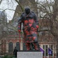 Vandalizovan spomenik Čerčila u Londonu: Ispisani antiizraelski grafiti, uhapšen muškarac