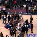 NBA ne pamti ovako bizaran haos: NBA zvezde se umalo pobile zbog lopte na kraju meča, evo i kako