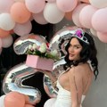 Трансродна девојка у стилу Мерлин Монро прославила рођендан! Николина Ковачевић заблистала са круном на глави: Балони, цвеће…