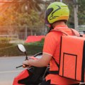 Naručili hranu, a njega pokosio auto: Jeziv udes dostavljača u Novom Sadu!