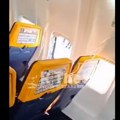 (Видео) Србин умало испао из авиона! Језиве сцене на небу: Пукао прозор на лету из Солуна, путници га вукли назад, хитно…