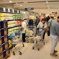 Mirna kupovina u marketu pretvorila se u pravi košmar: Muškarac tek na kasi shvatio koga vozi u kolicima (foto)