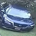 Nije samo peh: Za dve godine čak 9 automobila joj je uletelo u dvorište