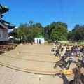 VIDEO: Više od 1.800 ljudi u Japanu pomoću užadi i valjaka pomeraju zamak od 360 tona