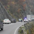 Teška nesreća kod Prijepolja Prevrnuo se teretnjak na šumskom putu, na licu mesta nastradao vozač