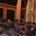 Sukob policije i demonstranata! Pokušavaju da uđu u zgradu Vlade, opšti haos u Jerevanu!