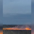 Vatra guta livadu kod Vršca, požar se nekontrolisano širi: Vatrogasci u borbi sa vatrenom stihijom (foto)