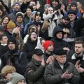 Potresne scene na sahrani Navaljnog Ljudi bacaju cveće na kovčeg, a evo gde je za to vreme njegova udovica (foto/video)