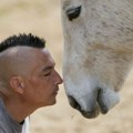 (FOTO) AP u Lapovu: Napravio azil za zlostavljane i napuštene konje, spasio ih 80