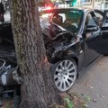 BMW se zakucao u stablo, tri osobe povređene: Automobil smrskan, nije poznato kako je došlo do sudara