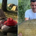 Viktor Živojinović poveo Brenu na pecanje: Pevačica zadremala u hladu, on iz vode izvukao zver od 25kg