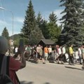 (VIDEO) Bliski susret Kosjeraca sa "nabildovanom grupom" koja nadzire glasače SNS, stigla i interventna