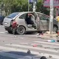 Прве фотографије драматичне несреће на углу Таковске: Бежао од полиције, па ударио у друго возило и масу људи (Фото)
