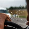 Primetili ste malu pukotinu na vetrobranskom staklu? Evo šta nikako ne smete raditi