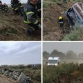 Dvoje mrtvih, 80 povređenih, prve slike s mesta tragedije: Prevrnuo se autobus kod s. Mitrovice, vozio radnike